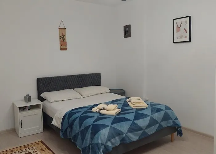 Cozy With Balcony Бухарест